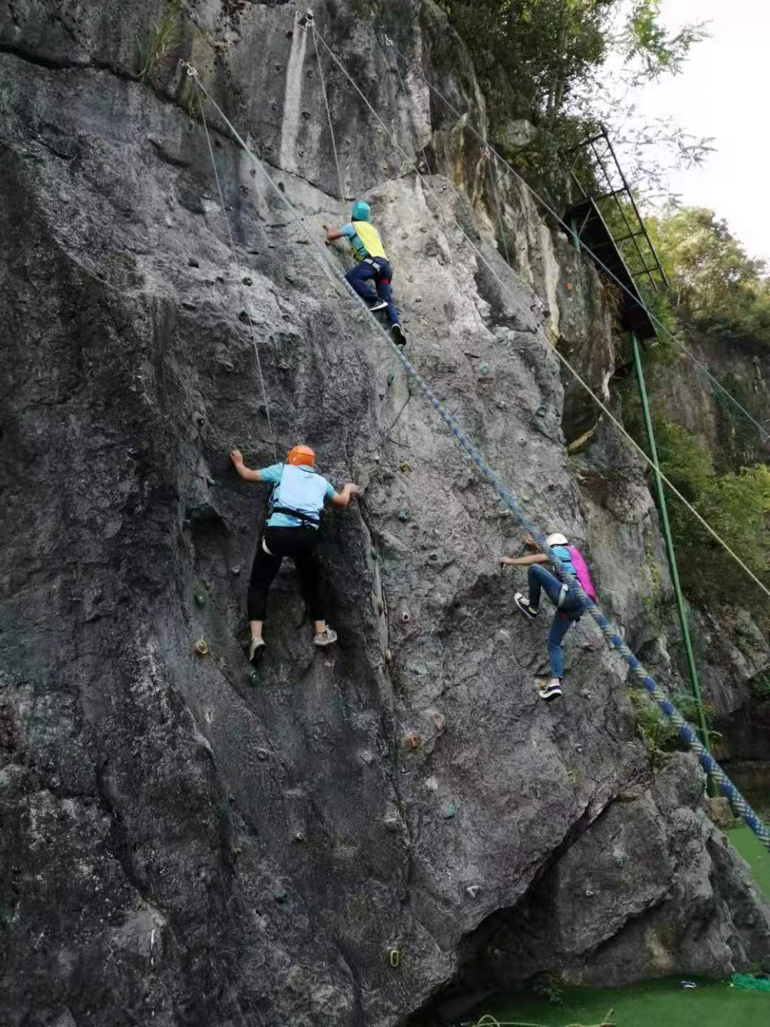 别墅地源热泵专家团队团建活动，攀岩、悬崖速降、雷区取水、篝火晚会、美食比拼，团队合作，激情拓新