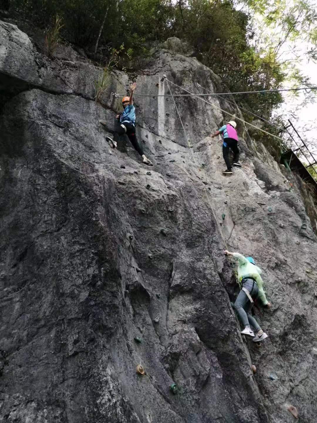 别墅地源热泵专家团队团建活动，攀岩、悬崖速降、雷区取水、篝火晚会、美食比拼，团队合作，激情拓新