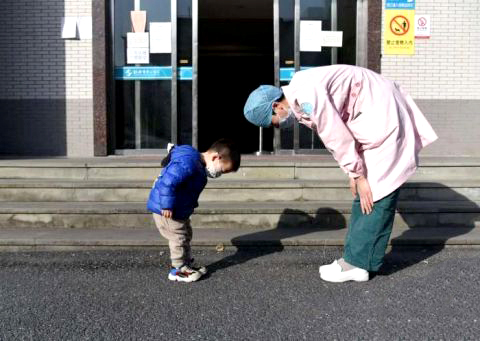 小孩对医护人员鞠躬感谢【日新环境】