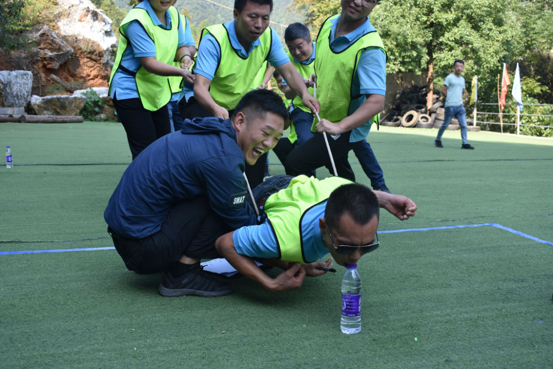 日新环境团建突破自己