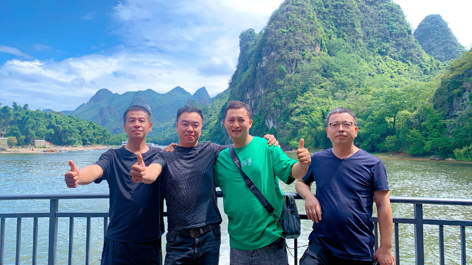 日新环境组织三年以上工龄家人赴桂林五日游