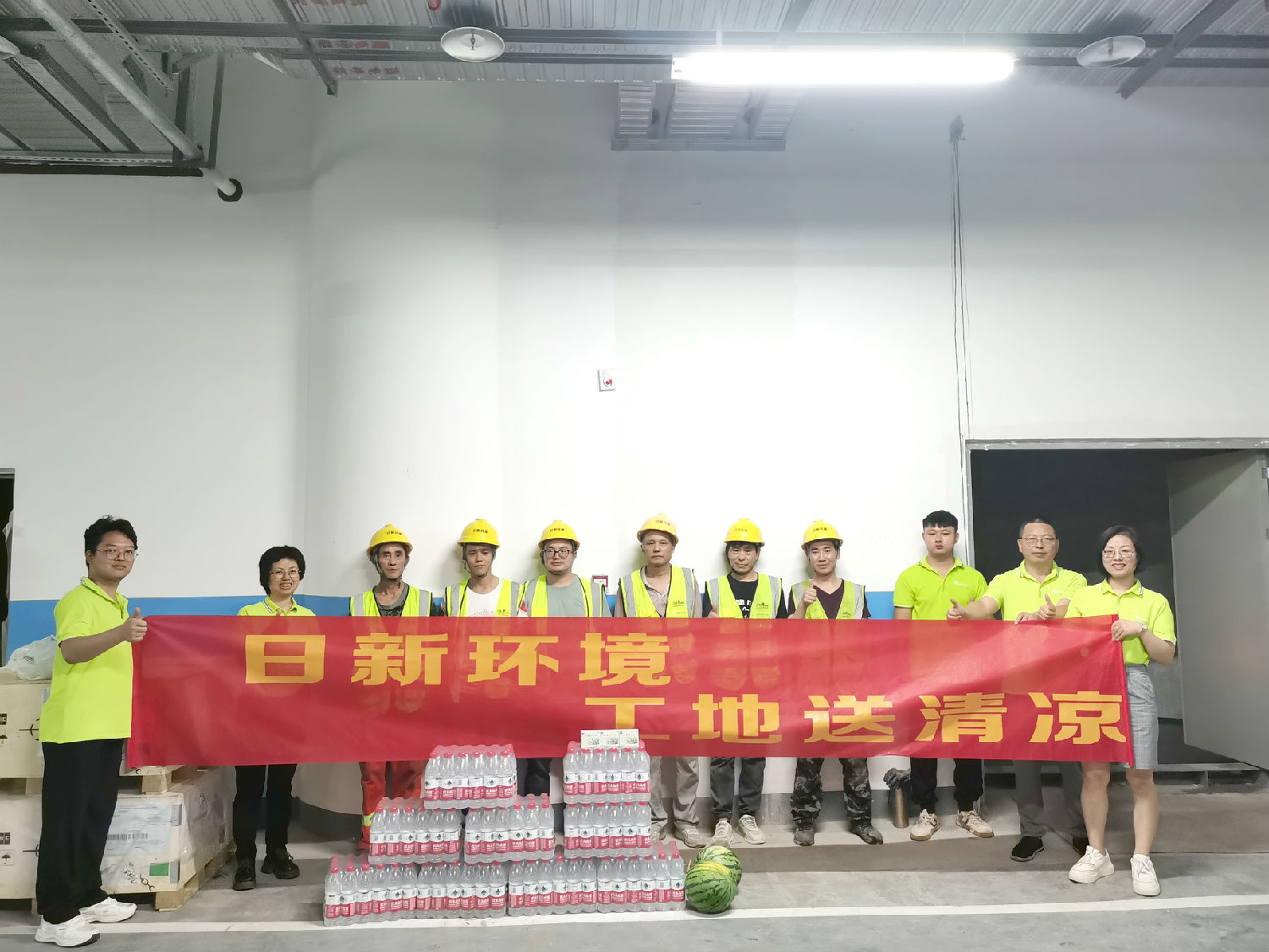 日新环境关爱一线 持续开展送清凉活动