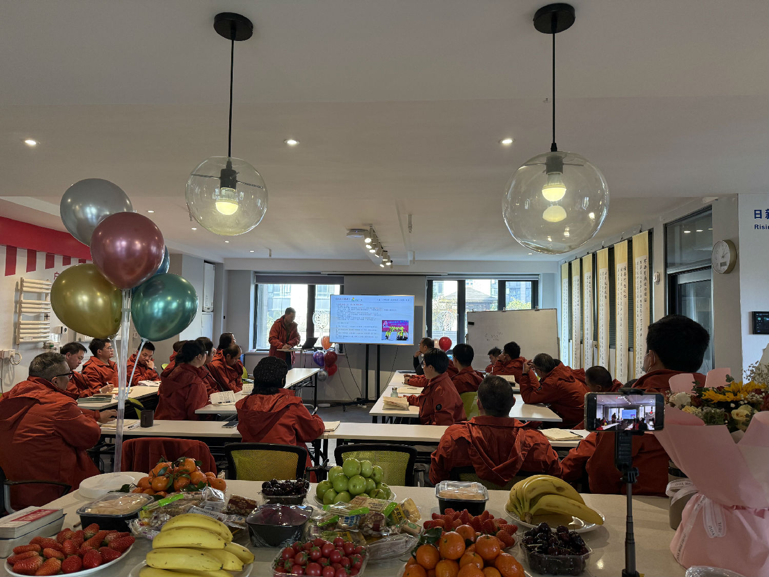 日新环境年终会议：工龄奖与本命年祝福