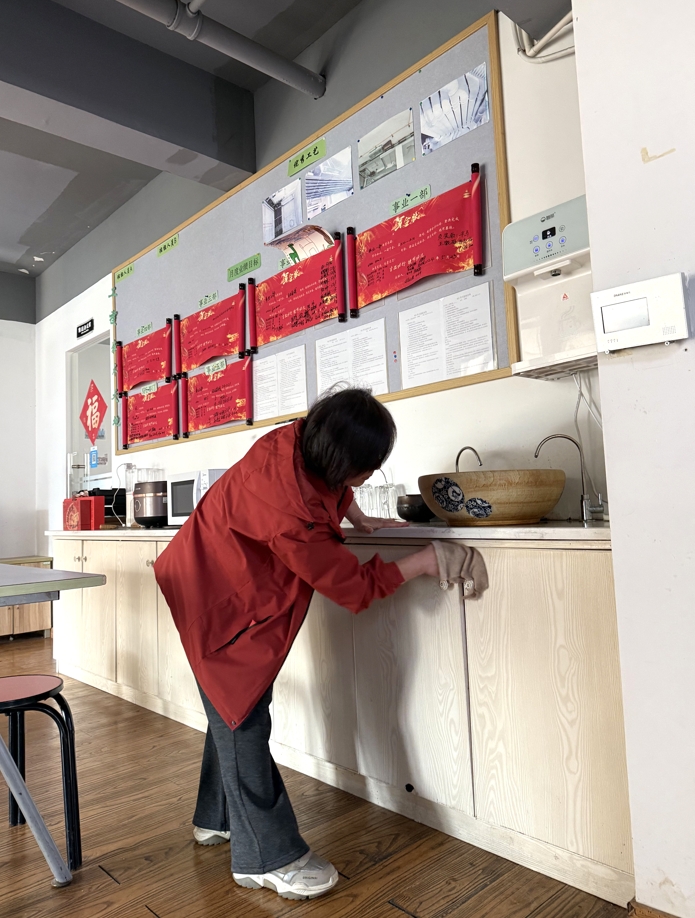 日新环境年终总结会后的大扫除，团队协作的温馨画卷