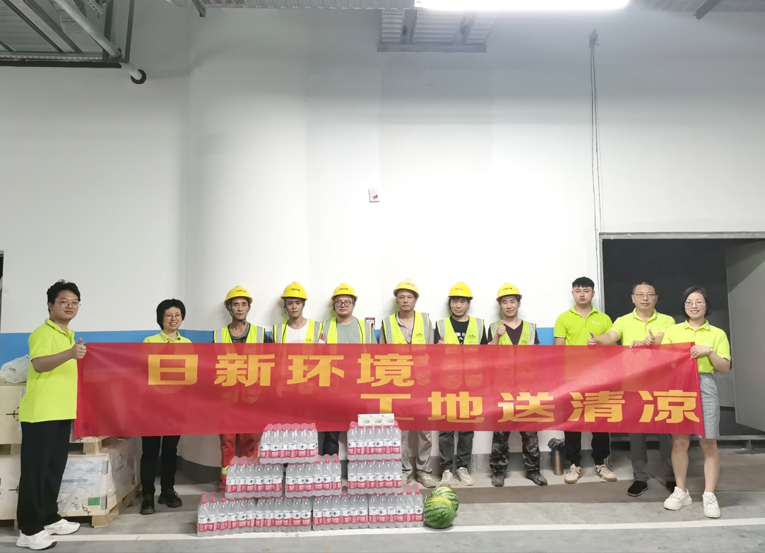日新环境关爱一线 持续开展送清凉活动